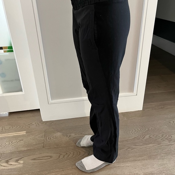 Size 8 Lulu Lemon pants! Perfect for spring. - Picture 4 of 5